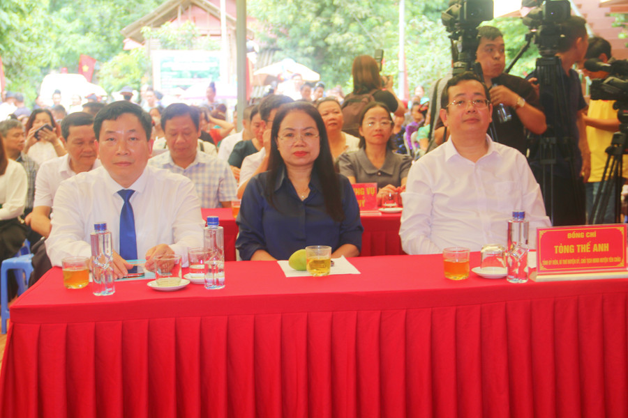 Các đại biểu dự ngày hội hái xoài.