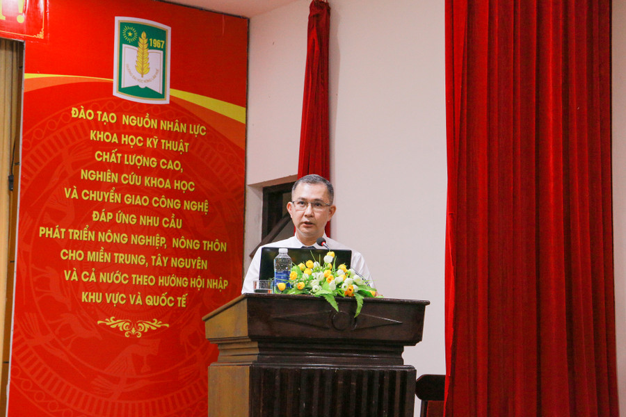 TS Vĩnh Khánh, Phó Trưởng phòng Đào tạo ĐH - Trường ĐH Y Dược trình bày tham luận: "Triển khai hoạt động NCKH trong sinh viên tại trường ĐH Y Dược, ĐH Huế" tại hội nghị.