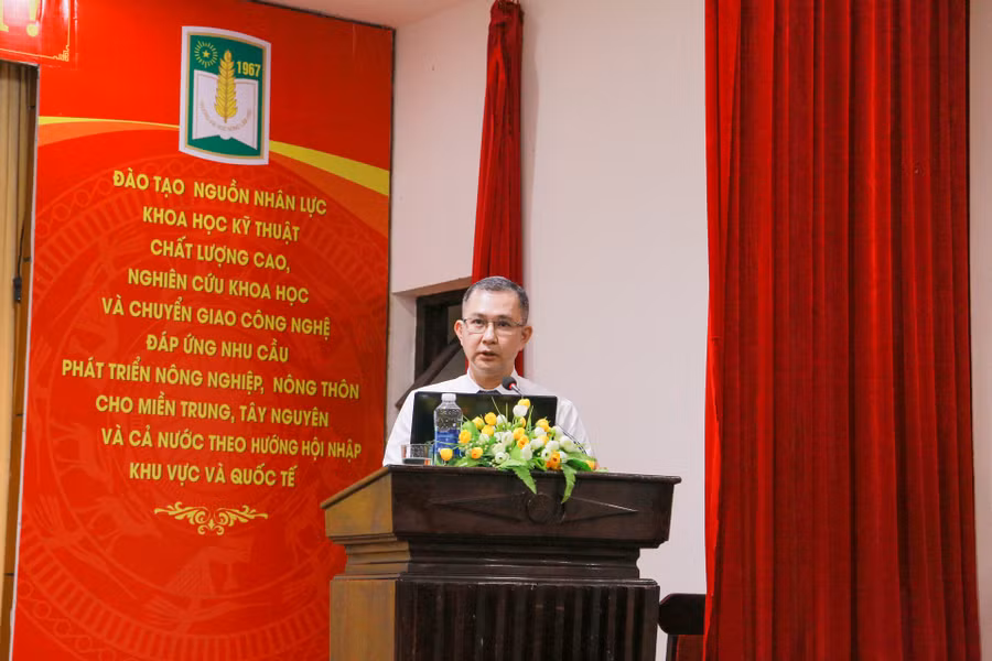 TS Vĩnh Khánh, Phó Trưởng phòng Đào tạo ĐH - Trường ĐH Y Dược trình bày tham luận: "Triển khai hoạt động NCKH trong sinh viên tại trường ĐH Y Dược, ĐH Huế" tại hội nghị.