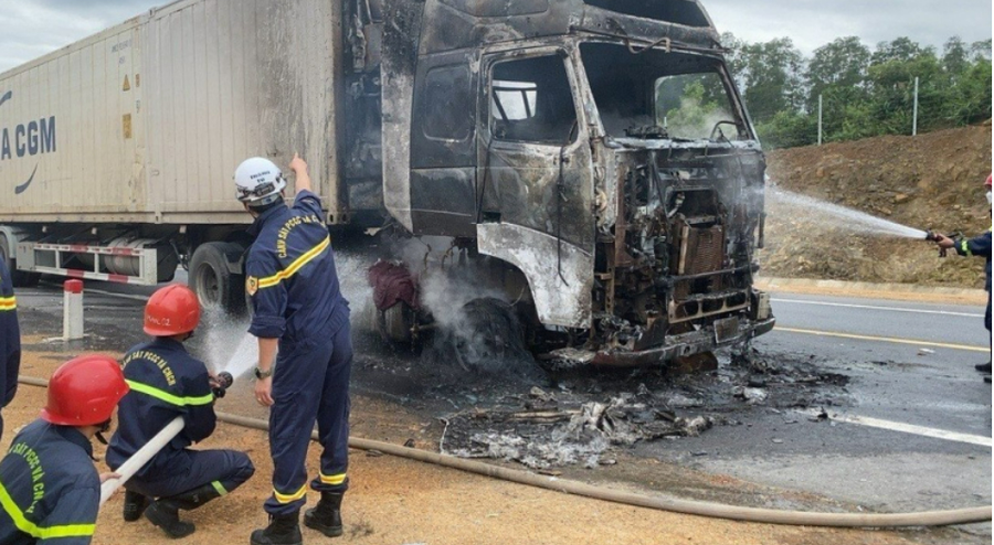 Phần đầu xe container bị cháy hoàn toàn. (Ảnh: H.D). Phần đầu xe container bị cháy hoàn toàn. (Ảnh: H.D).