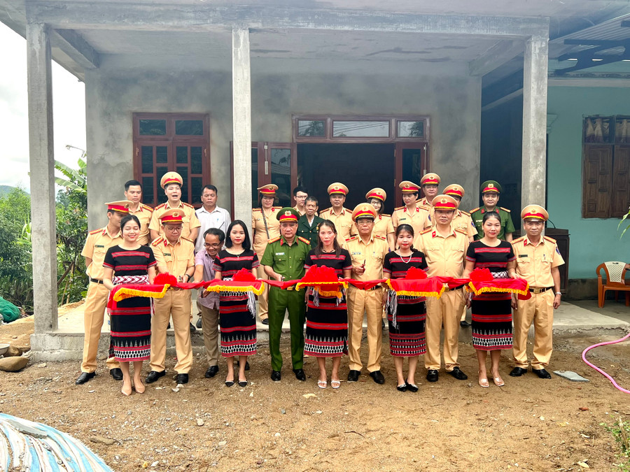 Đại diện Cục CSGT và Công an tỉnh Thừa Thiên - Huế cắt băng khánh thành, bàn giao nhà tình nghĩa cho 2 hộ dân có hoàn cảnh đặc biệt khó khăn. (Ảnh: CACC). Đại diện Cục CSGT và Công an tỉnh Thừa Thiên - Huế cắt băng khánh thành, bàn giao nhà tình nghĩa cho 2 hộ dân có hoàn cảnh đặc biệt khó khăn. (Ảnh: CACC).