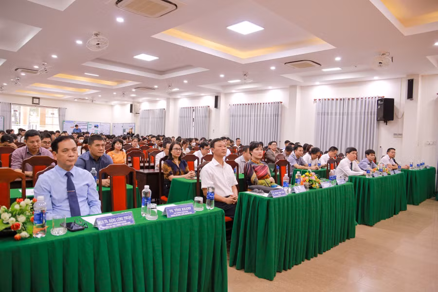 Các đại biểu, khách mời tham dự hội nghị “Sinh viên nghiên cứu khoa học năm 2023”.