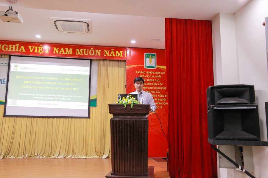 TS Nguyễn Văn Huế, Phó trưởng Phòng Khoa học, Hợp tác quốc tế và Thông tin thư viện - Trường ĐH Nông Lâm báo cáo tổng kết hoạt động NCKH giai đoạn 2017 – 2022 của sinh viên tại hội nghị.