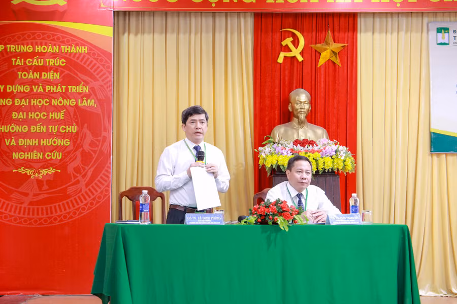 Trao đổi, giải đáp một số thắc mắc của các đại biểu và sinh viên trong việc NCKH.