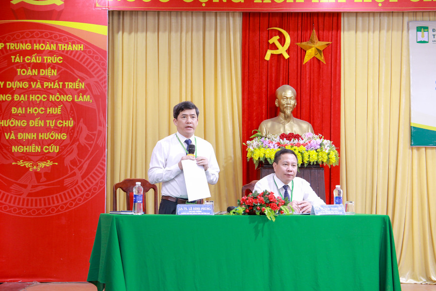 Trao đổi, giải đáp một số thắc mắc của các đại biểu và sinh viên trong việc NCKH.