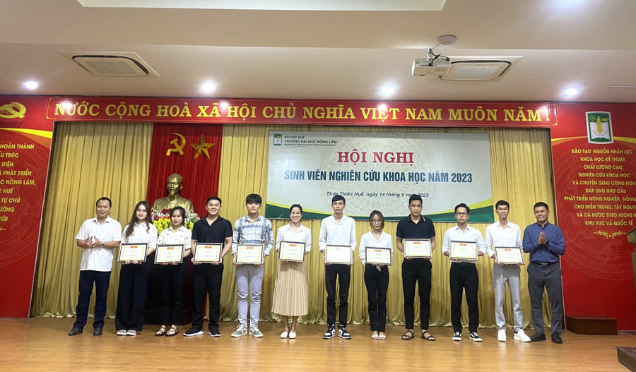 Khen thưởng nhóm sinh viên NCKH cùng giáo viên hướng dẫn đã đạt những thành tích và giải thưởng từ cấp ĐH Huế trở lên trong năm học 2022 - 2023.