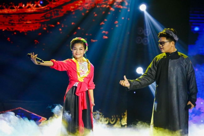 Các tiết mục ca nhạc của ca sĩ nhí Cẩm Lệ và ảo thuật Khôi Nguyên hứa hẹn sẽ tạo không khí sôi động và bất ngờ trong chương trình. Các tiết mục ca nhạc của ca sĩ nhí Cẩm Lệ và ảo thuật Khôi Nguyên hứa hẹn sẽ tạo không khí sôi động và bất ngờ trong chương trình.