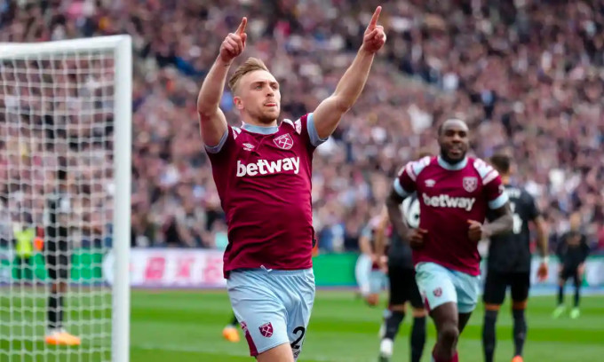 Jarrod Bowen mừng bàn gỡ hoà 2-2 cho West Ham ở vòng 32 Ngoại hạng Anh. Jarrod Bowen mừng bàn gỡ hoà 2-2 cho West Ham ở vòng 32 Ngoại hạng Anh.