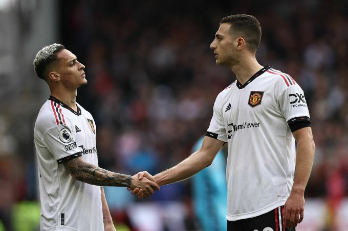Antony (trái) và Diogo Dalot mừng bàn thắng ấn định tỷ số 2-0 cho Man Utd. Antony (trái) và Diogo Dalot mừng bàn thắng ấn định tỷ số 2-0 cho Man Utd.