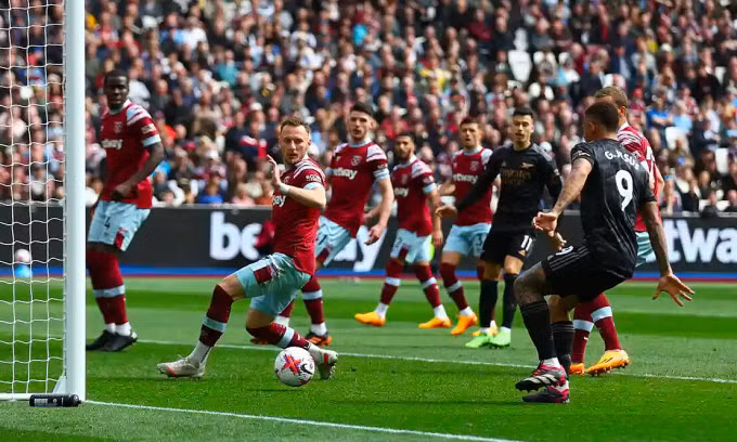 Gabriel Jesus mở tỷ số cho Arsenal.