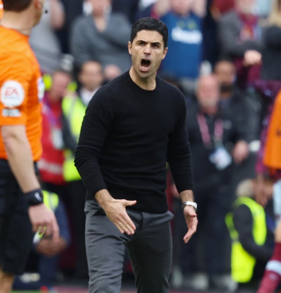 HLV Mikel Arteta không hài lòng khi đội nhà bị mất điểm dù dẫn West Ham trước 2 bàn.