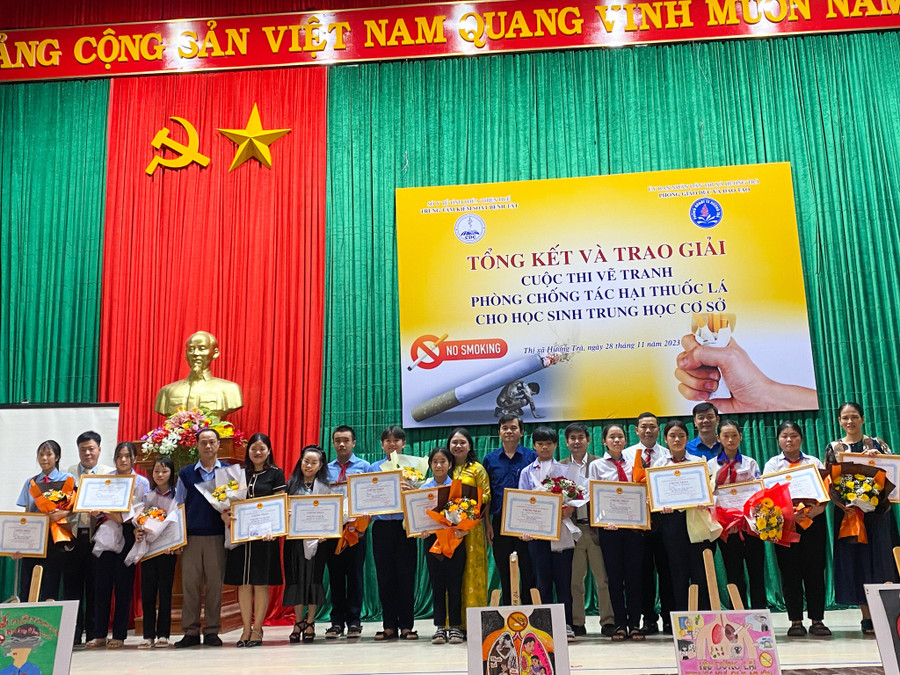 Ban tổ chức chụp ảnh lưu niệm với các cá nhân, tập thể đạt giải của cuộc thi. (Ảnh: Hoàng Hải).