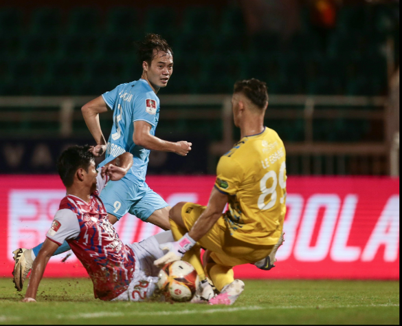 Văn Toàn đang hướng tới chức vô địch V.League 2023-2024 cùng CLB Nam Định. Văn Toàn đang hướng tới chức vô địch V.League 2023-2024 cùng CLB Nam Định.