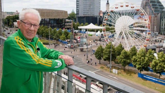 Cụ ông Reiner Spankuch, 90 tuổi, trở thành tình nguyện viên lớn tuổi nhất tại EURO 2024. Cụ ông Reiner Spankuch, 90 tuổi, trở thành tình nguyện viên lớn tuổi nhất tại EURO 2024.