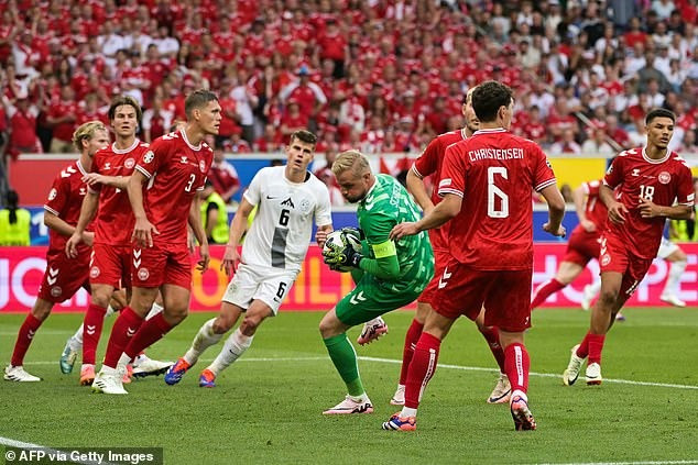 Đan Mạch được dự đoán khó gây bất ngờ trước chủ nhà Đức. Đan Mạch được dự đoán khó gây bất ngờ trước chủ nhà Đức.