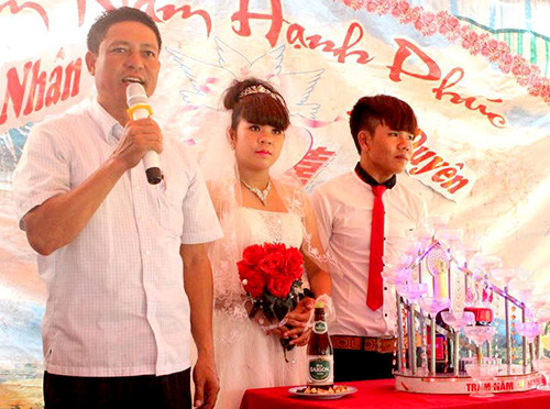 "Ông tơ" Dương Thanh Tịnh đại diện phát biểu trong ngày hạnh phúc của cặp uyên ương Nhân và Duyên. Ảnh: Quốc Châu. hh1-2852-1443862740.jpg