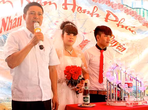 "Ông tơ" Dương Thanh Tịnh đại diện phát biểu trong ngày hạnh phúc của cặp uyên ương Nhân và Duyên. Ảnh: Quốc Châu. hh1-2852-1443862740.jpg