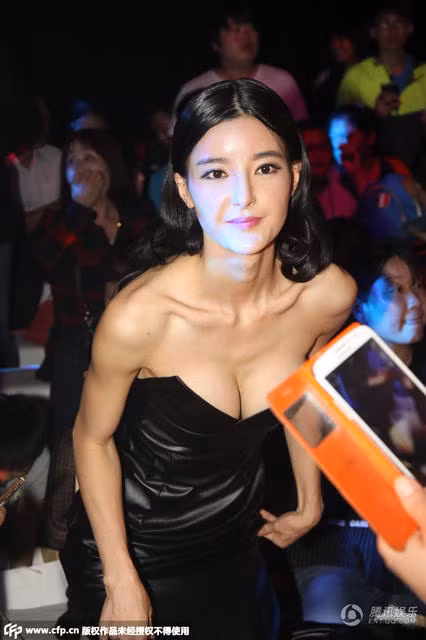 Sau khi "trùng tu nhan sắc", mỹ nhân Hoa ngữ xuất hiện với khuôn mặt biến dạng ảnh 1