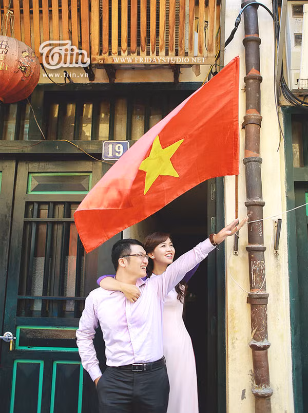 Chuyện tình nàng ‘dọn đường’ mời chàng ‘cưa’ của cặp đôi từng khắc khẩu