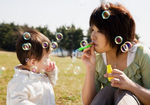 6 chiêu “không tưởng” dỗ trẻ “ăn vạ” nín ngay lập tức ảnh 1 6 chiêu