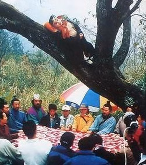 Lo lắng Trư Bát Giới có thể ngã, Sa Tăng cùng đoàn phim phải giữ cao tấm chăn lớn để đề phòng.