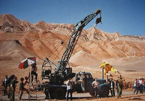 ... được đưa lên bởi chiếc xe cần cẩu.