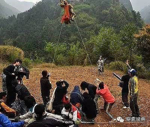 ...giữ bằng dây cáp...