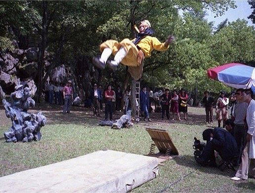 ... để có những cú nhảy phi thân đều phải giẫm trên đệm lò xo...