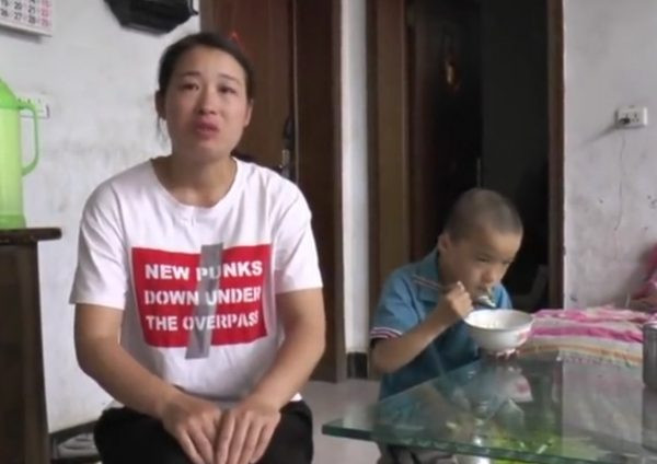 Cậu bé 11 tuổi và mẹ. Cậu bé 11 tuổi và mẹ.