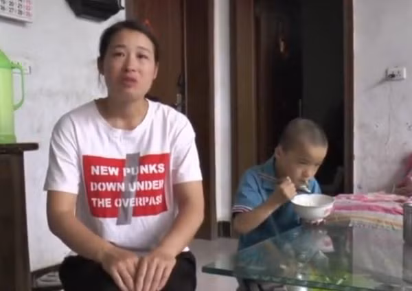 Cậu bé 11 tuổi và mẹ.