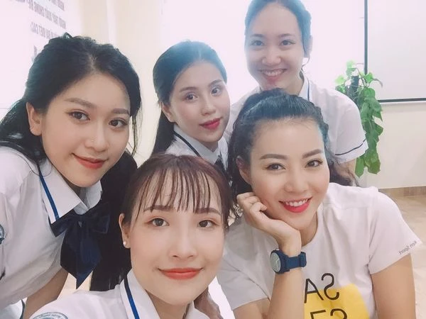 Cô gái chụp ảnh phản cảm bên hoa sen sẽ bị cắt hết cảnh trong sitcom "Siêu quậy"