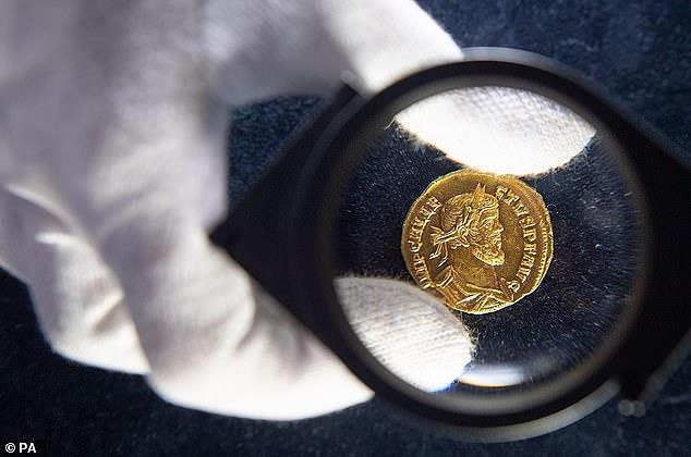 Cày xới cánh đồng, vớ được đồng xu giá hơn 16 tỉ - ảnh 1