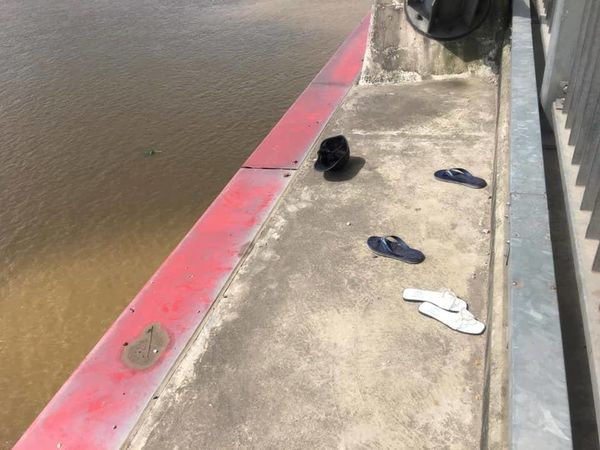 Đôi dép cùng mũ bảo hiểm nạn nhân để lại.