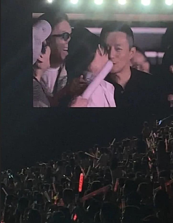 Cặp đôi thực hiện nụ hôn ngọt ngào giữa sự chứng kiến của đông đảo khán giả.