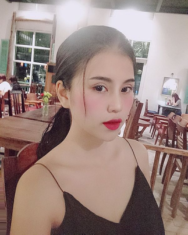 Thu Hương - cô gái “hot” nhất vài ngày qua với bộ ảnh khoe thân, tạo dáng phản cảm bên hoa sen. Ảnh: Hương Thu Lê
