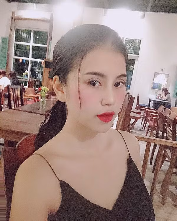 Thu Hương - cô gái “hot” nhất vài ngày qua với bộ ảnh khoe thân, tạo dáng phản cảm bên hoa sen. Ảnh: Hương Thu Lê