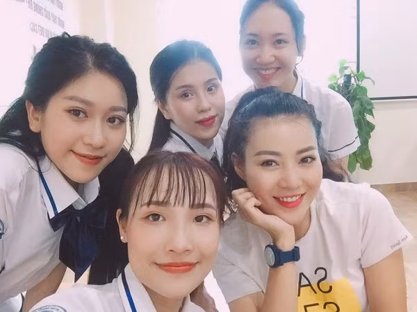 Theo đó, đạo diễn Nguyễn Love sẽ cắt hết cảnh của cô gái này vì ồn ào trên. Ảnh: Hương Thu Lê