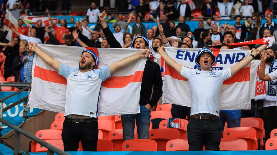 Sân Wembley luôn rực lửa bởi các cổ động viên.