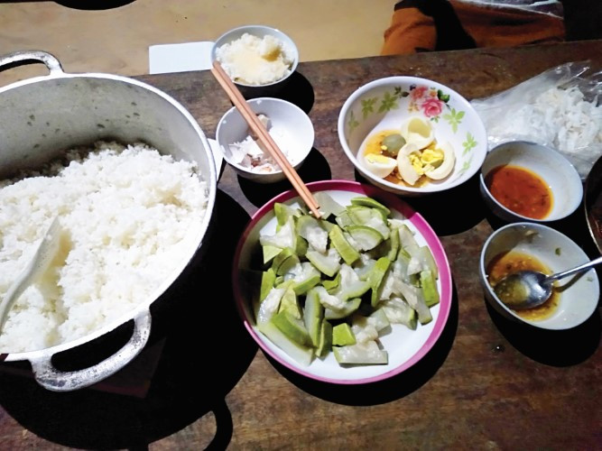 Những bữa cơm giản đơn của giáo viên điểm trường Ea Rớt. Ảnh: Nhân vật cung cấp Những bữa cơm giản đơn của giáo viên điểm trường Ea Rớt. Ảnh: Nhân vật cung cấp
