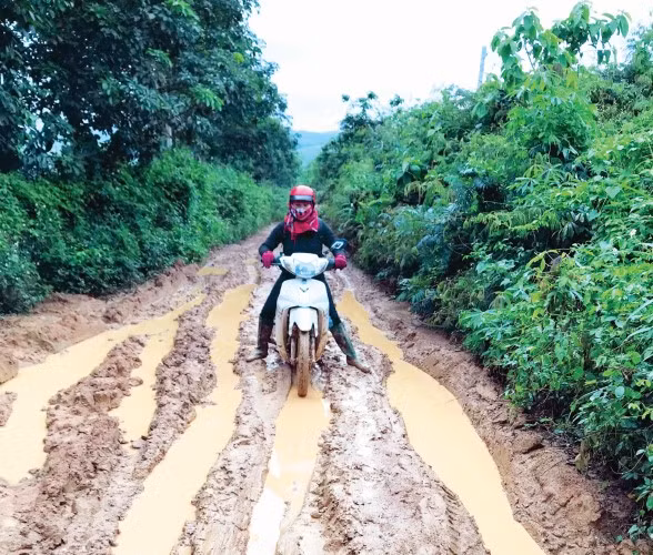 Trời mưa đường lầy lội, trơn như đổ mỡ cũng không ngăn nổi tình yêu nghề, yêu học sinh của giáo viên nơi đây. Ảnh: Nhân vật cung cấp