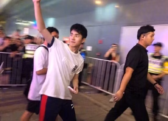 “Bóc mẽ” nhan sắc thật của các mỹ nam Cbiz qua những bức hình chụp vội ảnh 5