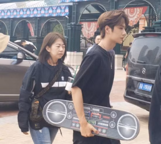 “Bóc mẽ” nhan sắc thật của các mỹ nam Cbiz qua những bức hình chụp vội ảnh 2