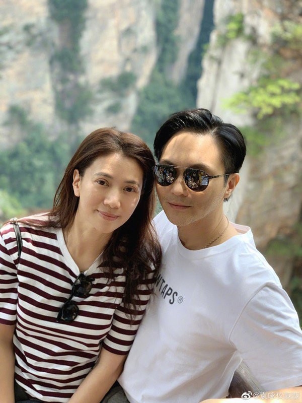 lay nhau da 19 nam, hoa hau hong kong van "tim dap, chan run" khi chup anh voi chong - 5