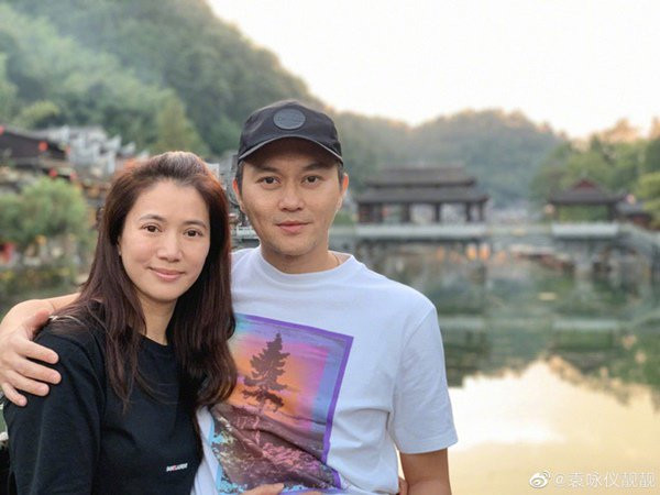 lay nhau da 19 nam, hoa hau hong kong van "tim dap, chan run" khi chup anh voi chong - 7