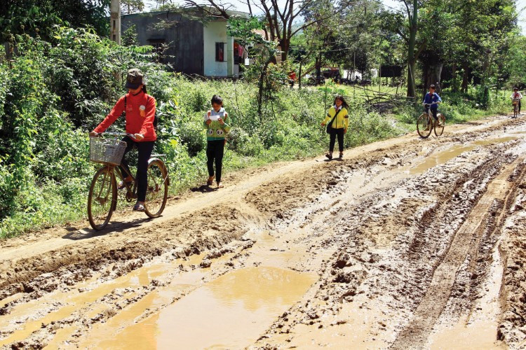 Con đường đến lớp nhọc nhằn của trẻ em nơi dốc cổng trời. Ảnh: T.G