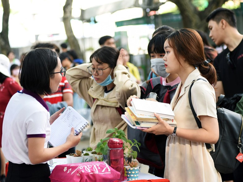 Đổi sách cũ lấy cây xanh ở “Ngày hội sống xanh 2019” tại TP. HCM (Internet). Đổi sách cũ lấy cây xanh ở “Ngày hội sống xanh 2019” tại TP. HCM (Internet).