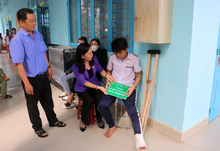 Bà Nguyễn Thị Thanh Xuân, Thành ủy viên, Chủ tịch Hội Nông dân TPHCM trao học bổng Lương Định Của cho học sinh huyện Củ Chi