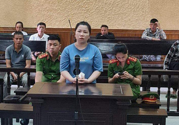 Bị cáo Nguyễn Thị Vân đứng trước bục khai báo.