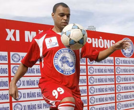 Từng gây sốt khi bất ngờ khoác áo Xi măng Hải Phòng năm 2009.