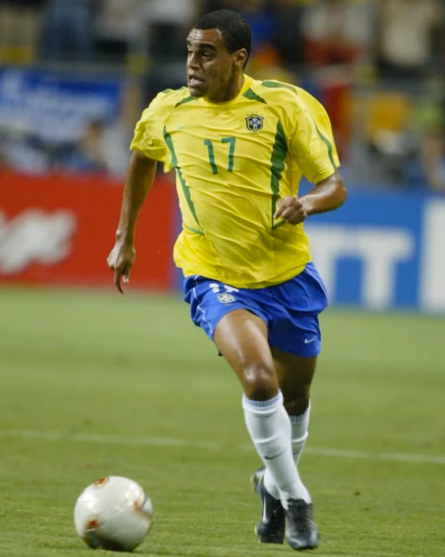 Denilson từng giành World Cup 2002 cùng Brazil.